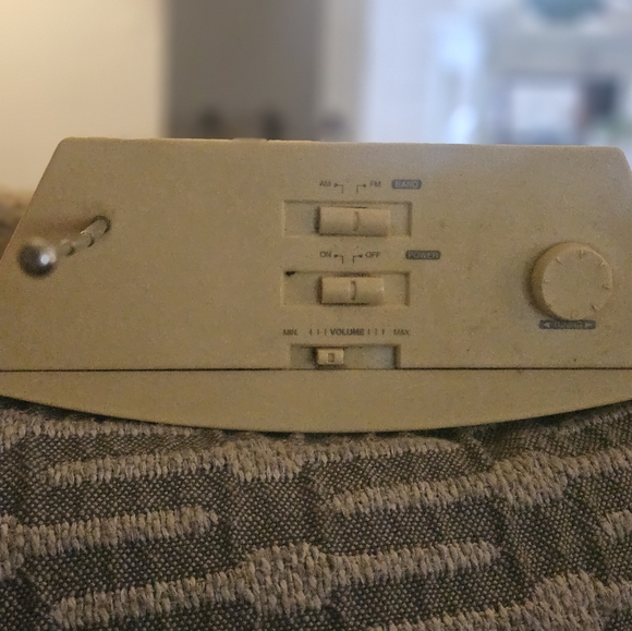 VINTAGE SUNTONE RADIO. "THE CURVE" WORKS WELL DEPENDING ON WHERE IT LIVES. CUTE - Picture 3 of 7